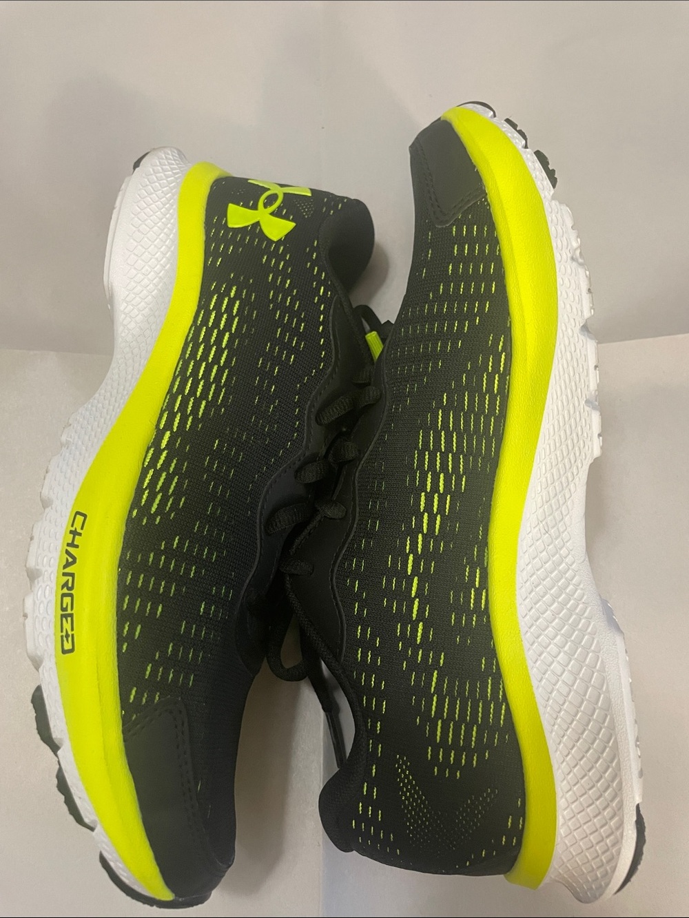 Under Armour Youth Black And Green Charged Bandit Shoes. Excellent Condition.